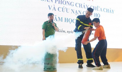 Tuyên truyền, trải nghiệm kỹ năng phòng cháy, chữa cháy cho học sinh Trường Tiểu học Tràng An