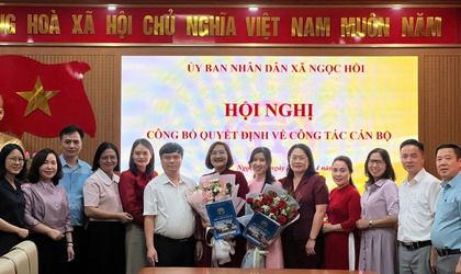 Hội nghị công bố và trao quyết định công tác cán bộ tại xã Ngọc Hồi.