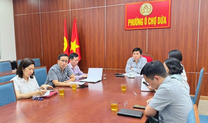 Lãnh đạo UBND phường Ô Chợ Dừa dự họp trực tuyến với UBND Thành phố về công tác cải cách hành chính và kiểm soát thủ tục hành chính