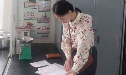 Đoàn kiểm tra liên ngành xã Hát Môn kiểm tra công tác an toàn thực phẩm tại các trường học