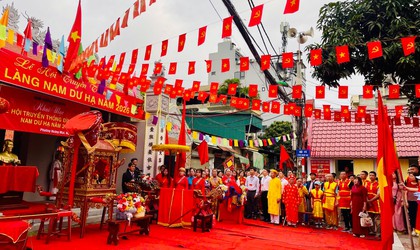 Ấn tượng nghi thức rước cấp thủy lễ hội đình làng Nam Dư Hạ, phường Hoàng Mai