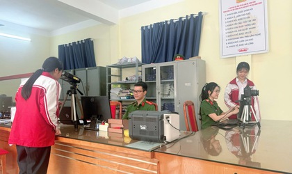 Công an xã Phúc Lộc tích cực thu nhận tài khoản định danh điện tử và cấp thẻ Căn cước cho công dân