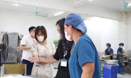 Nguồn thực phẩm cung cấp vào 06 trường Tiểu học của phường Chương Mỹ đều được kiểm soát hàng ngày