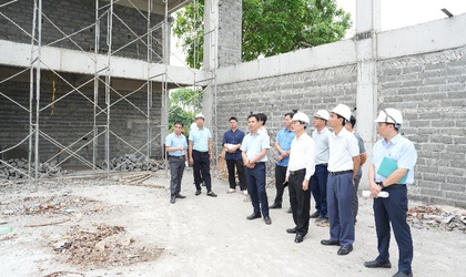 Bí thư Đảng ủy, Chủ tịch HĐND xã Thuận An kiểm tra tiến độ dự án trên địa bàn xã