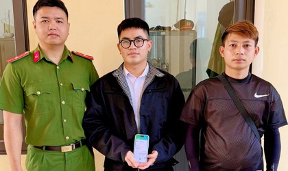 Anh Nguyễn Trọng Đạt trao số tiền hơn 36 triệu đồng cho chủ tài khoản chuyển nhầm