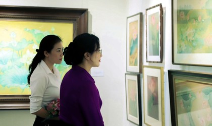 Tôn vinh hình tượng hoa sen qua triển lãm “Sen tháng năm”