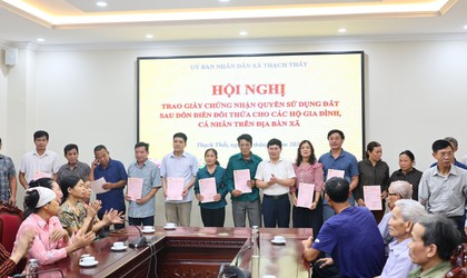 THẠCH THẤT: TRAO GIẤY CHỨNG NHẬN QUYỀN SỬ DỤNG ĐẤT NÔNG NGHIỆP SAU DỒN ĐIỀN ĐỔI THỬA CHO NHÂN DÂN