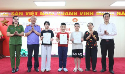 Nỗ lực xây dựng nền hành chính hiện đại, hiệu quả và nhân văn: Phường Dương Nội trao giấy khai sinh cho trẻ em yếu thế