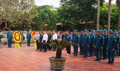 Lễ dâng hoa, dâng hương nghĩa trang quân nhân 
và chuyên gia Trung Quốc tại phường Phúc Lợi