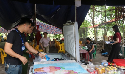 ĐOÀN KIỂM TRA AN TOÀN THỰC PHẨM XÃ MỸ ĐỨC KIỂM TRA AN TOÀN THỰC PHẨM TẠI 06 CƠ SỞ KINH DOANH DỊCH VỤ ĂN UỐNG, THỨC ĂN ĐƯỜNG PHỐ