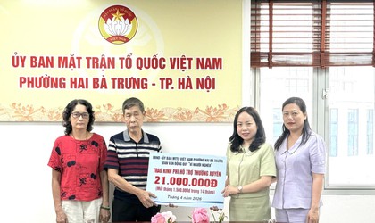 Lan tỏa yêu thương: Trao kinh phí hỗ trợ thường xuyên cho các hộ khó khăn trên địa bàn phường Hai Bà Trưng.