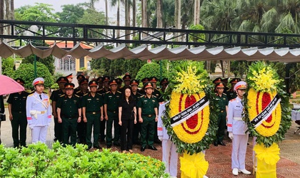Lãnh đạo Bộ Tư lệnh Thủ đô và phường Tây Tựu viếng nghĩa trang liệt sĩ