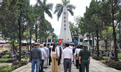 Đoàn đại biểu phường Phú Lương viếng nghĩa trang Liệt sỹ nhân dịp kỷ niệm 51 năm ngày giải phóng Miền Nam thống nhất đất nước
