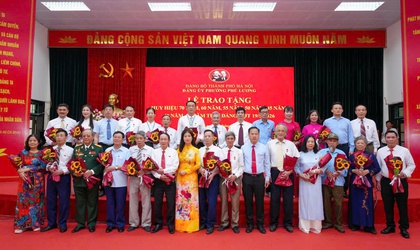 Phường Phú Lương trao Huy hiệu Đảng cho 24 đảng viên đợt 19/5