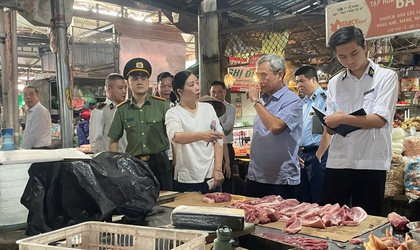 ĐỒNG CHÍ TRẦN TIẾN SỸ - PHÓ CHI CỤC TRƯỞNG CHI CỤC CHĂN NUÔI THỦY SẢN VÀ THÚ Y THÀNH PHỐ HÀ NỘI KIỂM TRA CÔNG TÁC GIẾT MỔ, VẬN CHUYỂN, KINH DOANH ĐỘNG VẬT VÀ SẢN PHẨM ĐỘNG VẬT TRÊN ĐỊA BÀN XÃ SÓC SƠN