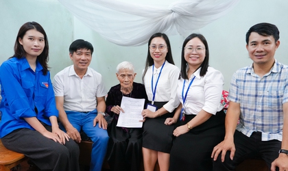 Tổ xung kích Trung tâm Phục vụ hành chính công Chi nhánh số 07 hỗ trợ chứng thực chữ ký ngoài giờ cho cụ bà 102 tuổi tại xã Quốc Oai