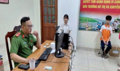Công an phường Long Biên tạo thuận lợi cho học sinh làm thủ tục cấp căn cước, định danh điện tử