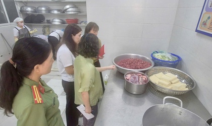 Đoàn kiểm tra liên ngành ATTP phường Thanh Xuân làm việc tại trường Tiểu học Phan Đình Giót