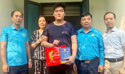 Công đoàn phường Chương Mỹ thăm hỏi, hỗ trợ đoàn viên bị tai nạn lao động 