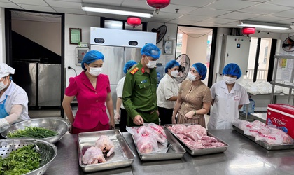 Phường Hoàn Kiếm tăng cường kiểm tra an toàn thực phẩm tại bếp ăn trường học
