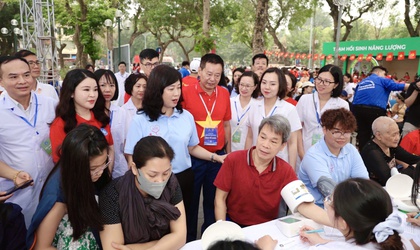 Bộ trưởng Bộ Y tế thăm và động viên tập thể cán bộ Trạm Y tế phường Hai Bà Trưng.