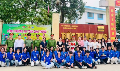 PHỐI HỢP TUYÊN TRUYỀN PHÁP LUẬT, XÂY DỰNG “CỔNG TRƯỜNG AN TOÀN GIAO THÔNG”