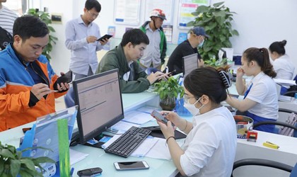 Chung tay đẩy lùi sim rác – Người dân phường Chương Mỹ tích cực xác thực thông tin thuê bao