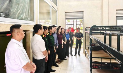 Đoàn lãnh đạo phường Hoàn Kiếm thăm, tặng quà tân binh tại Trung đoàn 692 - Sư đoàn Bộ binh 301