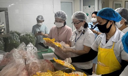 Thường trực HĐND phường Hoàn Kiếm tăng cường giám sát việc chấp hành các quy định pháp luật về an toàn thực phẩm tại các trường học trên địa bàn phường