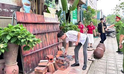 Xã Bát Tràng tập trung giải tỏa vi phạm trật tự đô thị, vệ sinh môi trường tại Cụm sản xuất làng nghề tập trung và các tuyến đường