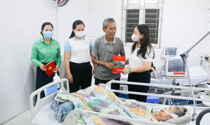 HƯỞNG ỨNG “THÁNG NHÂN ĐẠO” – TRAO YÊU THƯƠNG ĐẾN NGƯỜI BỆNH CÓ HOÀN CẢNH KHÓ KHĂN