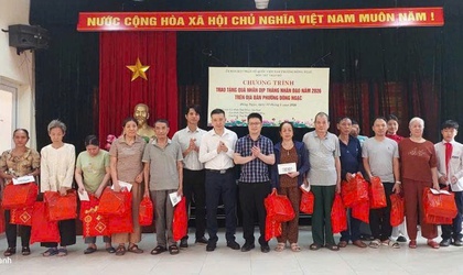 Đông Ngạc trao tặng quà nhân dịp “Tháng Nhân đạo” năm 2026