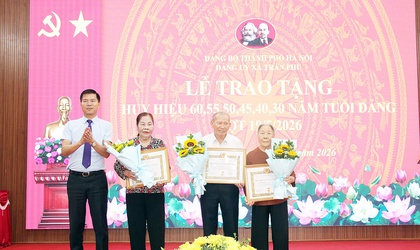 Đảng ủy xã Trần Phú đã long trọng tổ chức Lễ trao tặng Huy hiệu Đảng đợt 19/5
