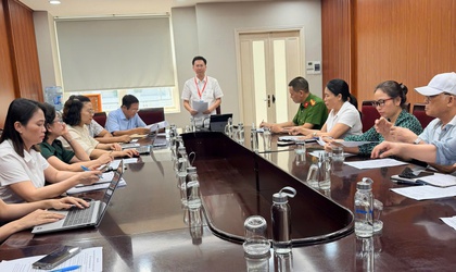 UBND phường Việt Hưng tổ chức họp với Ban quản lý các chợ dân sinh trên địa bàn phường triển khai các nội dung về Nội quy mẫu chợ; Hướng dẫn quy trình thực hiện truy xuất nguồn gốc ATTP