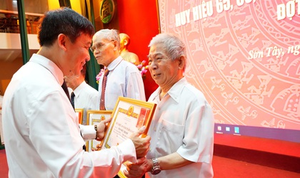 SƠN TÂY TRAO TẶNG HUY HIỆU ĐẢNG ĐỢT 19/5/2026