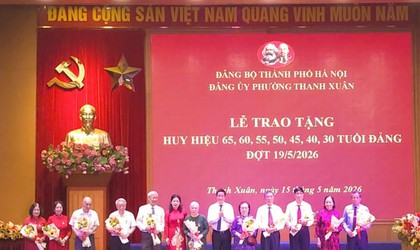 Phường Thanh Xuân trao Huy hiệu Đảng tặng 173 đảng viên