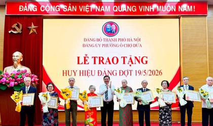 Phường Ô Chợ Dừa: 109 đảng viên nhận Huy hiệu Đảng đợt 19-5