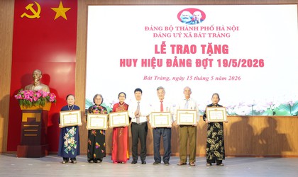33 đảng viên xã Bát Tràng vinh dự nhận Huy hiệu Đảng đợt 19/5