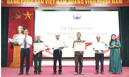 28 đảng viên thuộc Đảng bộ xã Dương Hoà được trao tặng Huy hiệu Đảng đợt 19/5/2026