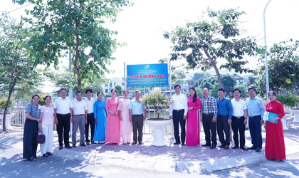 Hội LHPN phường Chương Mỹ bàn giao tuyến đường hoa, ra mắt mô hình “Ngôi nhà xanh”