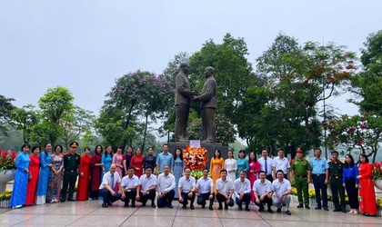 Phường Hai Bà Trưng tổ chức Lễ dâng hoa tại Tượng đài Bác Hồ - Bác Tôn nhân dịp kỷ niệm 136 năm Ngày sinh Chủ tịch Hồ Chí Minh (19/5/1890 – 19/5/2026)
