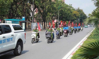 Công an phường Nghĩa Đô tích cực tham gia “Chiến dịch Mùa hè số cùng VNeID”, đồng hành cùng Nhân dân thực hiện chuyển đổi số quốc gia
