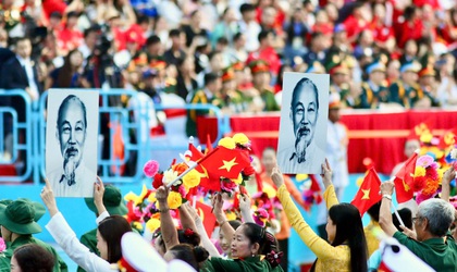 ÁNH SÁNG HỒ CHÍ MINH SOI ĐƯỜNG CHO CHÚNG TA ĐI
