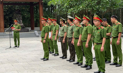 Đoàn TNCS Hồ Chí Minh Công an phường Long Biên tổ chức “Hành trình về nguồn” tại Khu di tích K9 - Đá Chông