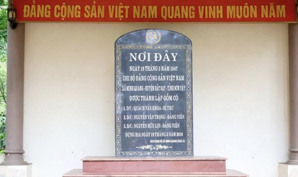 Thường trực Đảng ủy, Ban Thường vụ Đảng ủy xã Ba Vì thăm địa điểm nơi thành lập Chi bộ Đảng đầu tiên của xã Minh Quang (cũ), nay thuộc xã Ba Vì