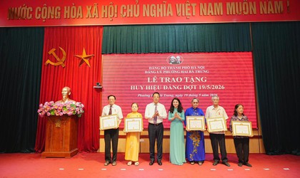 Phường Hai Bà Trưng long trọng tổ chức lễ trao tặng huy hiệu Đảng đợt 19/5/2026