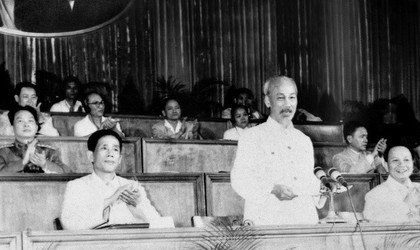 Ánh sáng Hồ Chí Minh soi đường cho chúng ta đi