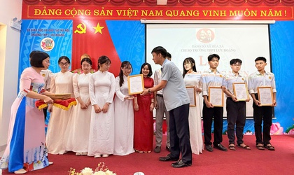 09 học sinh Trường THPT Lưu Hoàng vinh dự được kết nạp Đảng đúng dịp kỷ niệm 136 năm Ngày sinh Chủ tịch Hồ Chí Minh