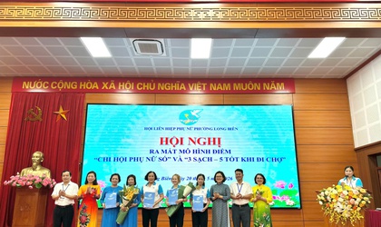 Hội LHPN phường ra mắt mô hình điểm “Chi hội phụ nữ số” và mô hình “3 sạch – 5 tốt khi đi chợ”.