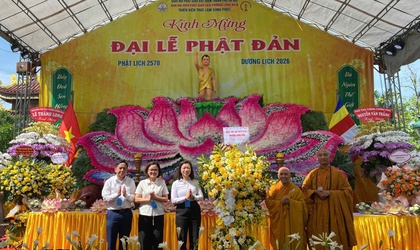 Lãnh đạo phường Long Biên dự, chúc mừng Đại lễ Phật đản và trao quà từ thiện tại Thiền viện Sùng Phúc